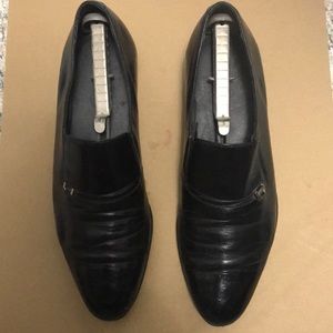 Florsheim men’s black dress shoe with small gold buckle. Size 10C.